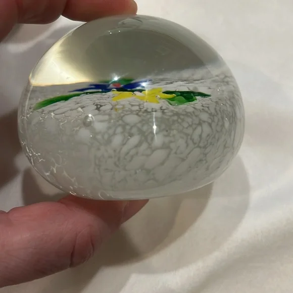 Set of three glass paperweights with floral design - Picture 5 of 10